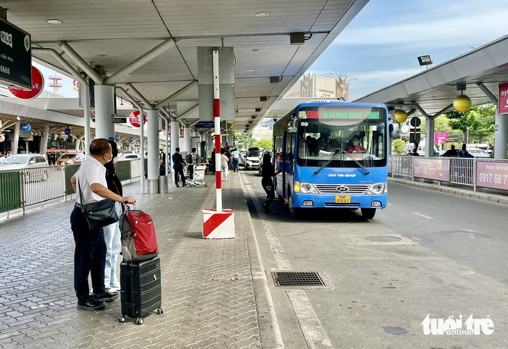 Ho Chi Minh City could exempt buses from airport entrance fees