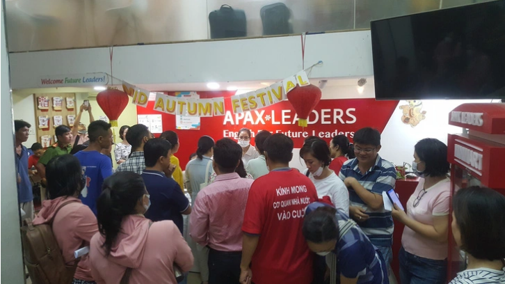 Nearly 100 parents surround Apax Leaders English center in Ho Chi Minh City to demand refunds