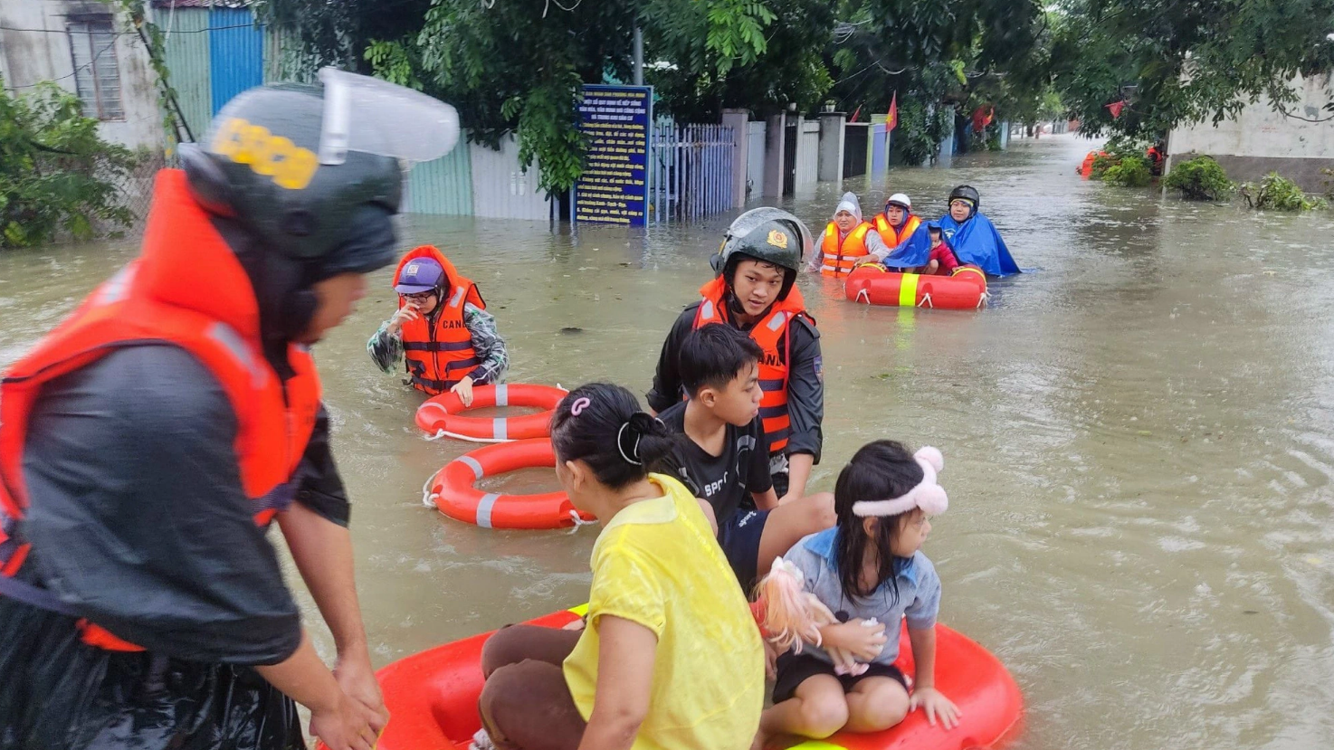 Police struggle with floods to rescue residents in Da Nang City