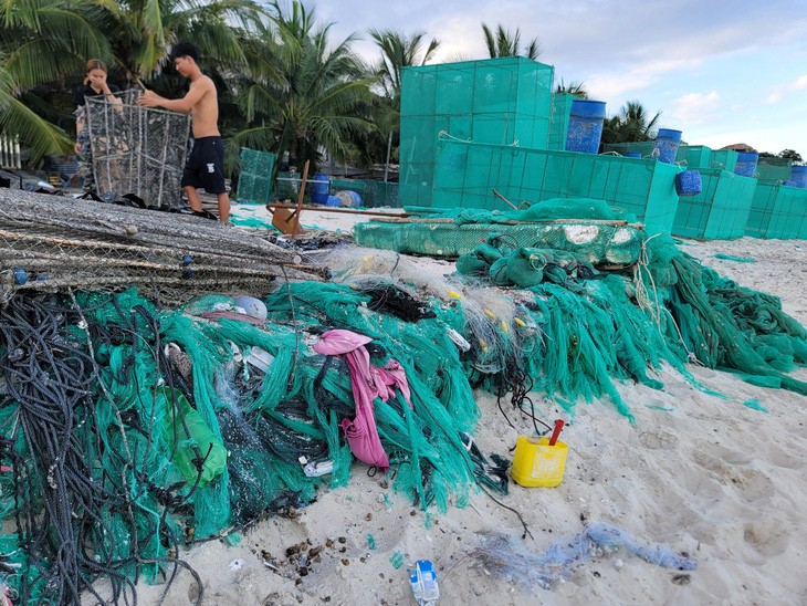 Garbage from lobster farming pollutes beach in Vietnam’s Khanh Hoa