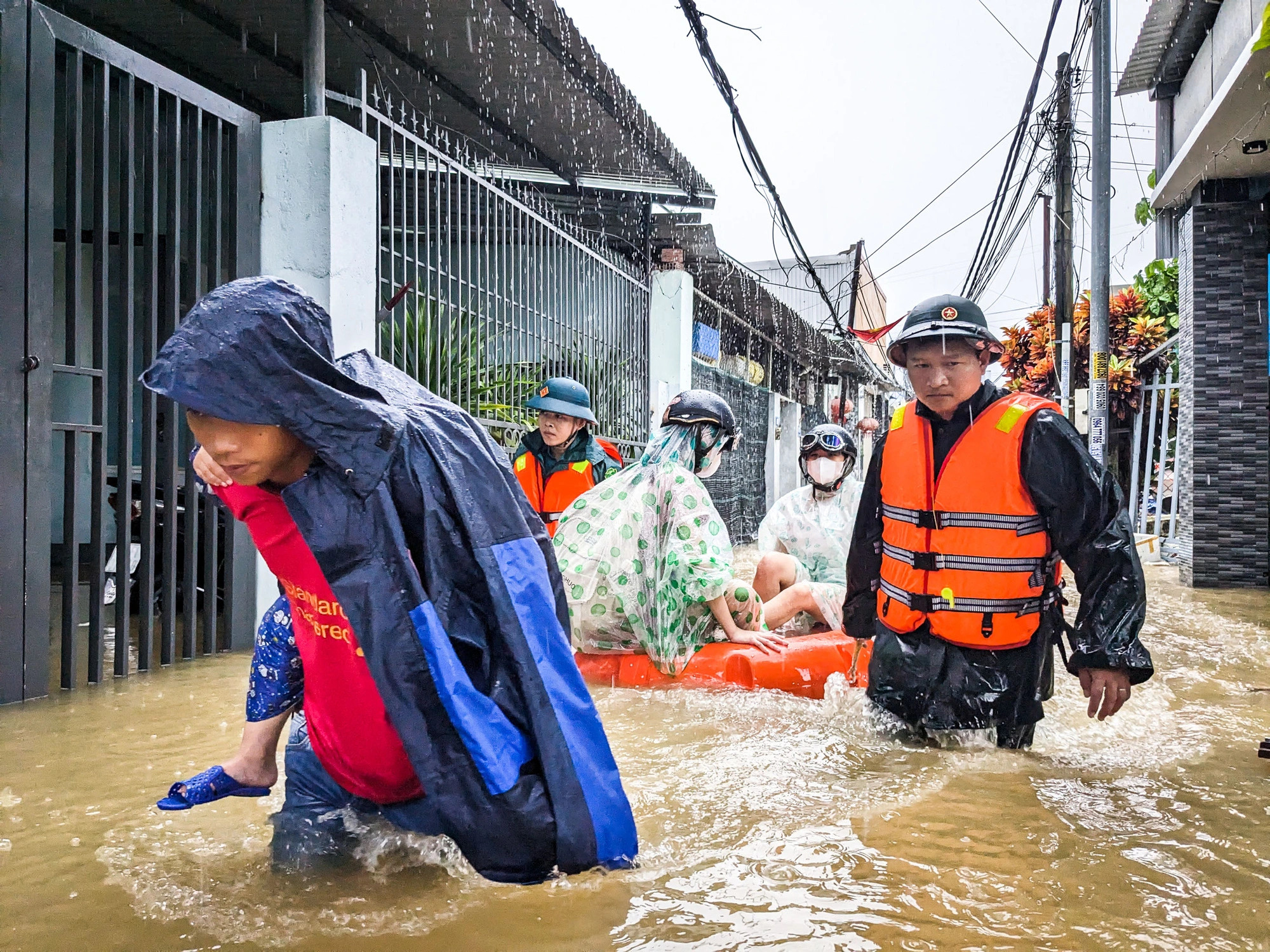 Low pressure area in East Vietnam Sea could strengthen, head toward central region