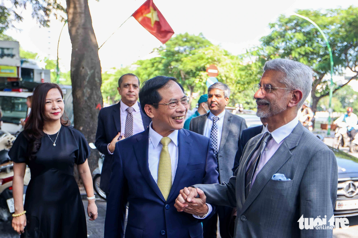 Indian External Affairs Minister visits pagoda in Hanoi
