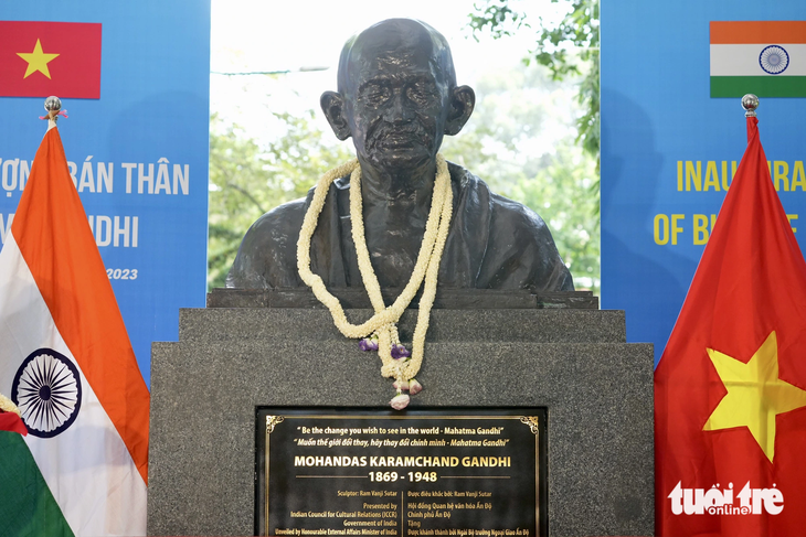 Bust of Indian leader Mahatma Gandhi inaugurated in Ho Chi Minh City