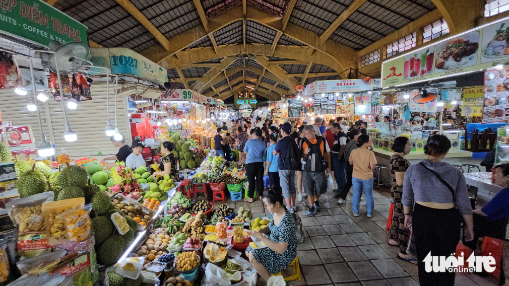 Traders complain about bad conditions at Ben Thanh Market in Ho Chi Minh City