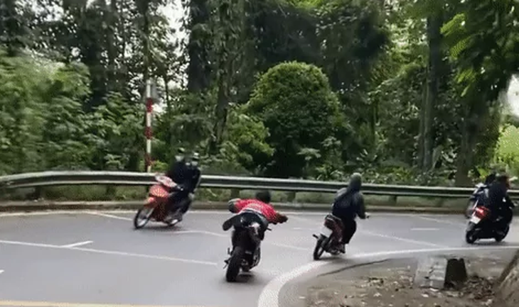 Video of man lying on electric scooter driving on Hanoi mountain pass spreads online