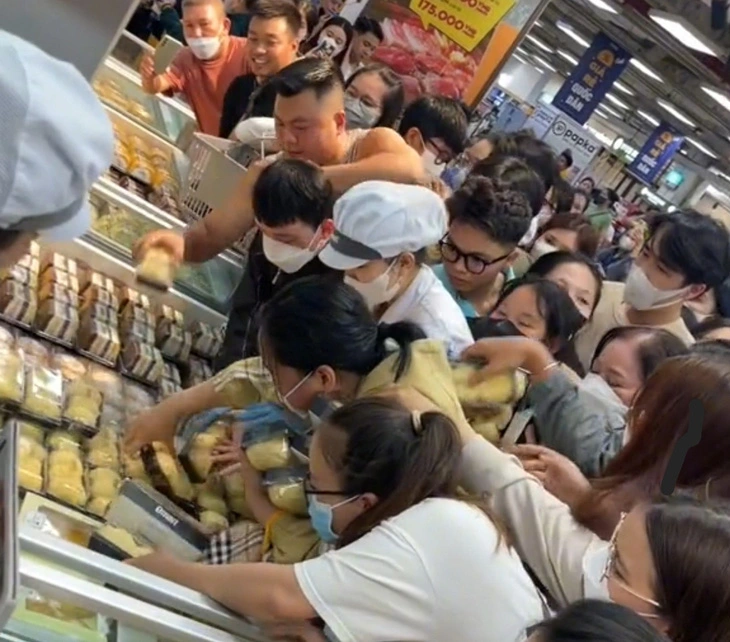 Custard cake craze sweeps Ho Chi Minh City supermarket due to TikTok trend