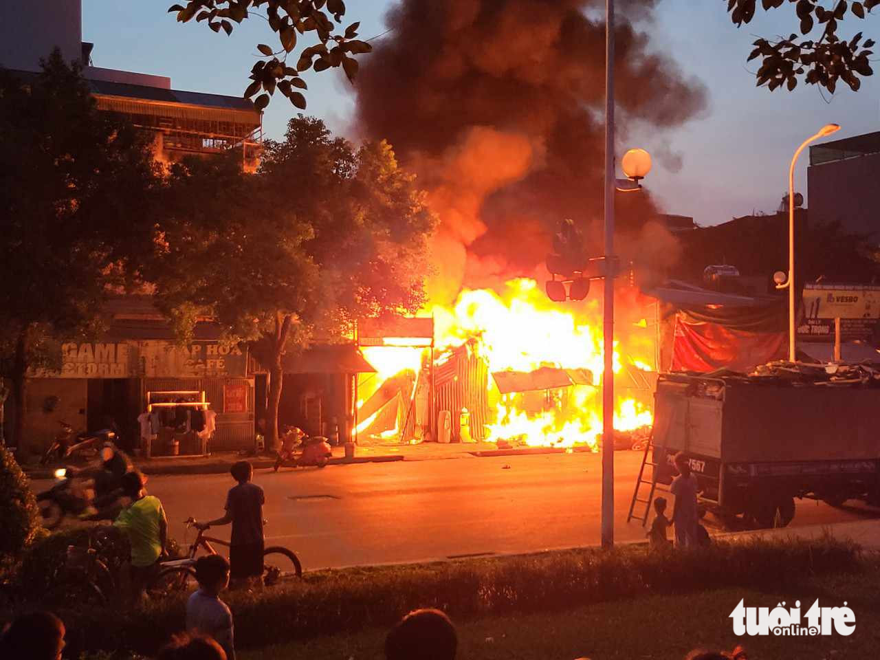 Makeshift house fire kills 3 family members, injures 1 in Hanoi
