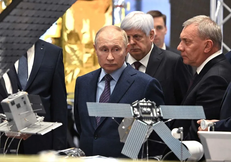 Putin aims to have Russian space station by 2027