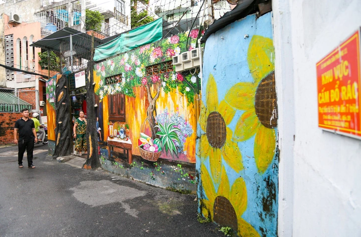 Volunteer painters put art on aging walls along Ho Chi Minh City alley