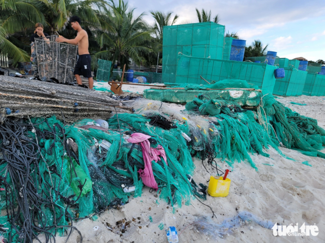 Trash-infested beach prompts authorities to take action in south-central Vietnam