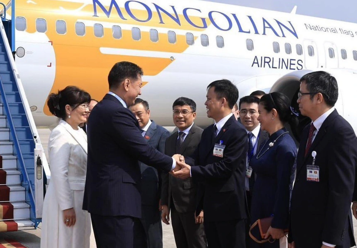 Mongolian President Ukhnaagiin Khurelsuk (L) shakes hands with a Vietnamese official. Photo: Vietnam News Agency