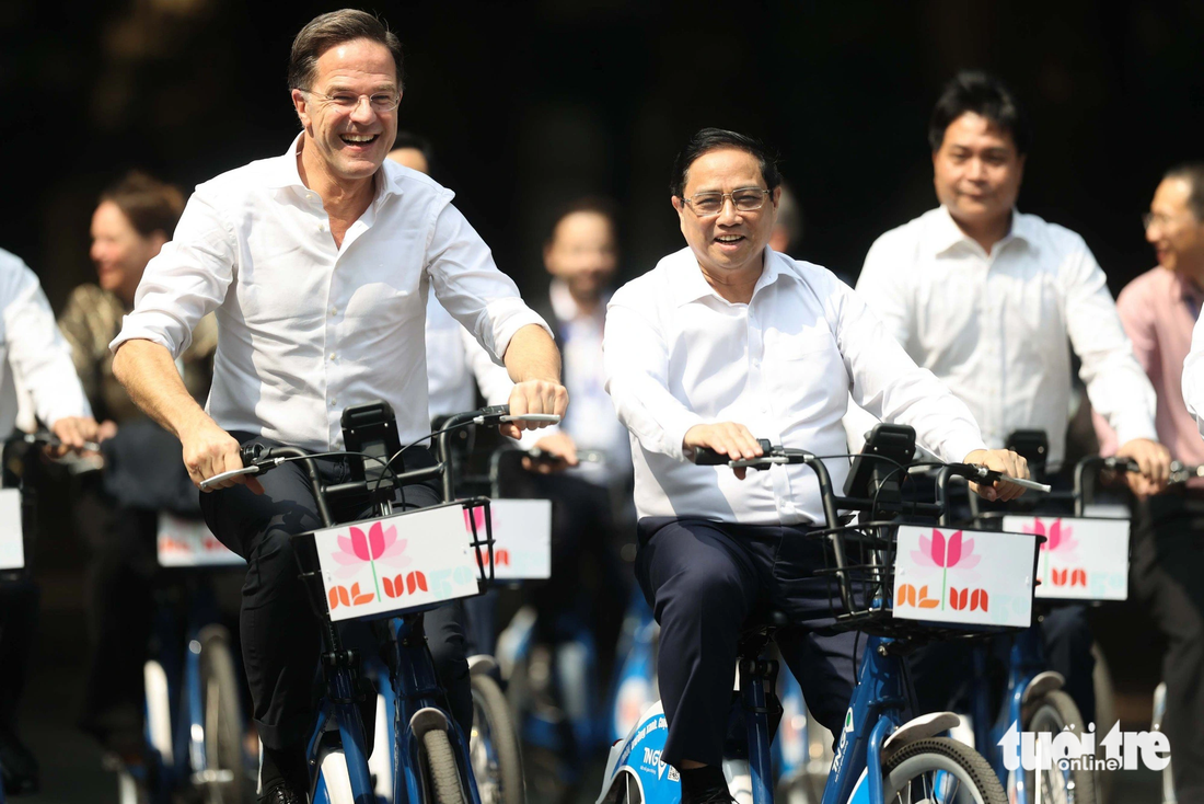 Vietnamese, Dutch PMs cycle in Hanoi