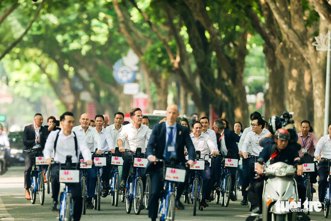 The Vietnamese and Dutch delegations on Phan Dinh Phung Street in Hanoi. Photo: Nguyen Khanh / Tuoi Tre