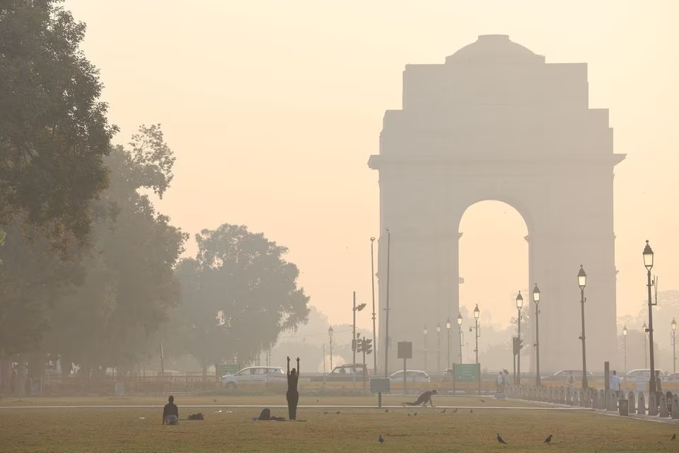 People exercise on a grass lawn near India Gate along 'Kartavya Path' on a smoggy morning in New Delhi, India, October 27, 2023. Photo: Reuters