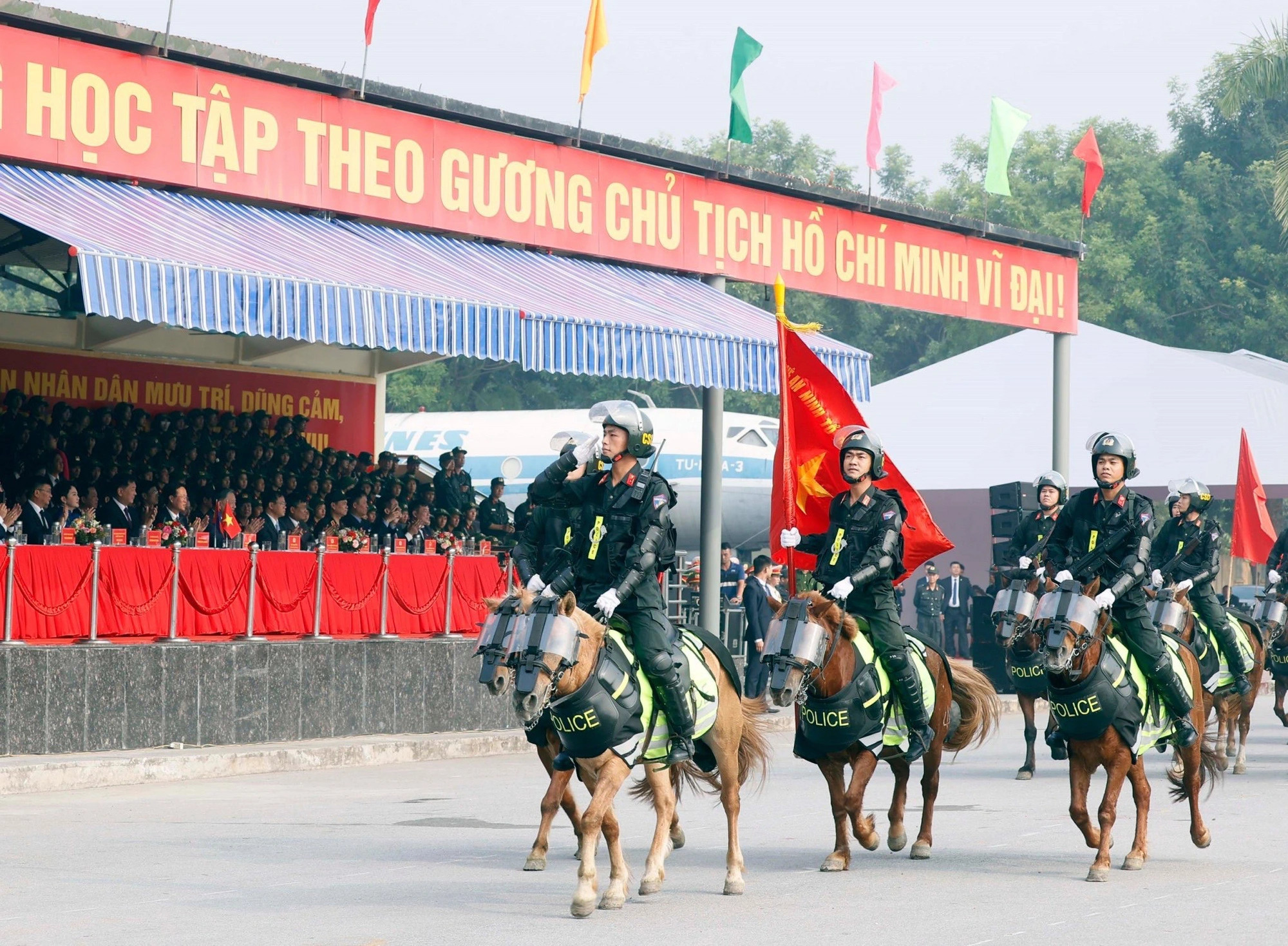 A parade by the mounted police force. Photo: Vietnam News Agency