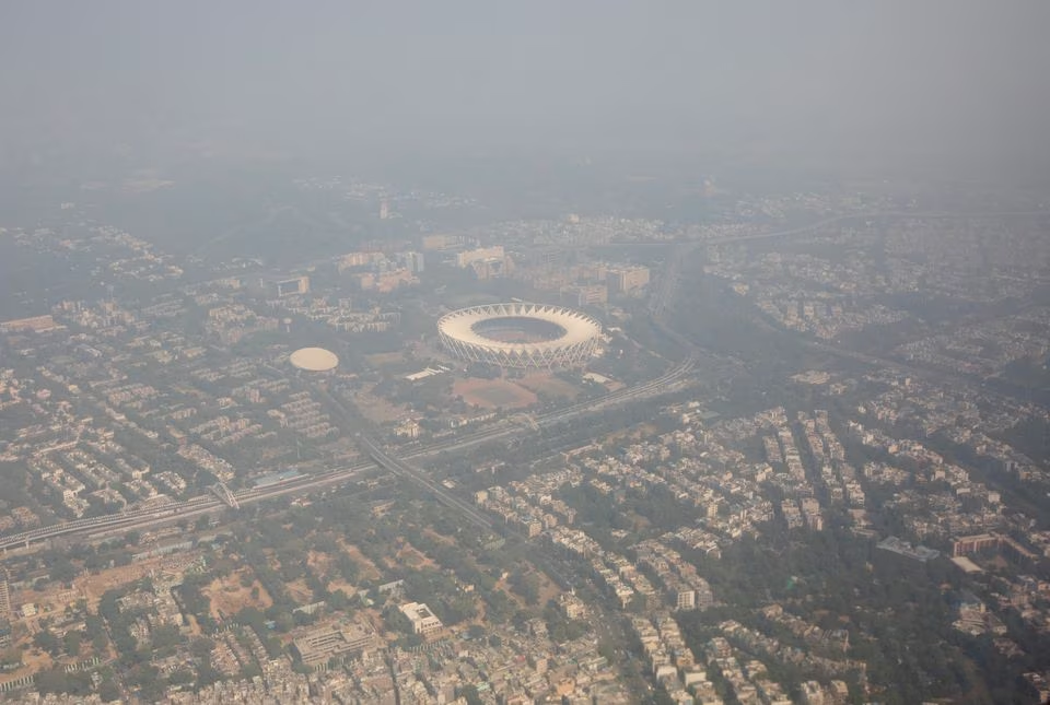 An aerial view shows residential buildings and a stadium shrouded in smog in New Delhi, India, October 27, 2023. Photo: Reuters