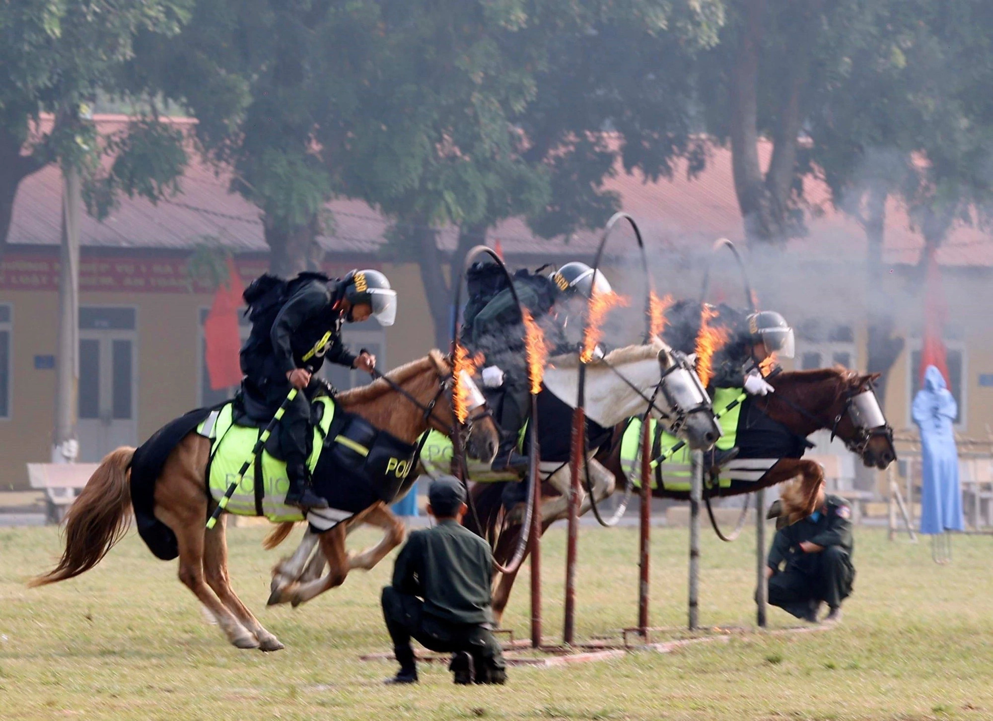 Mounted police officers jump through fire. Photo: Vietnam News Agency
