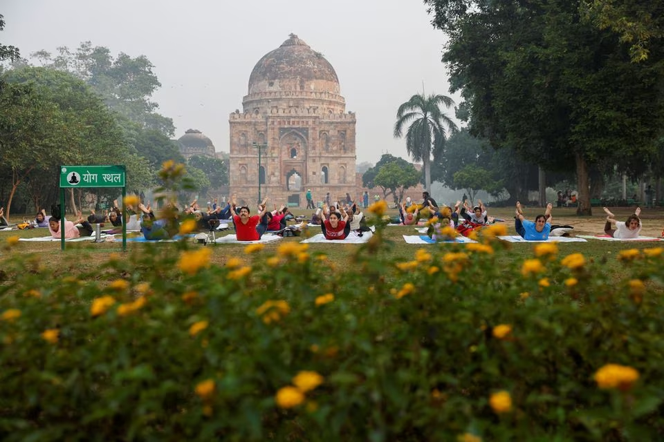 People perform yoga at Lodhi Garden on a smoggy morning in New Delhi, India, October 31, 2023. Photo: Reuters