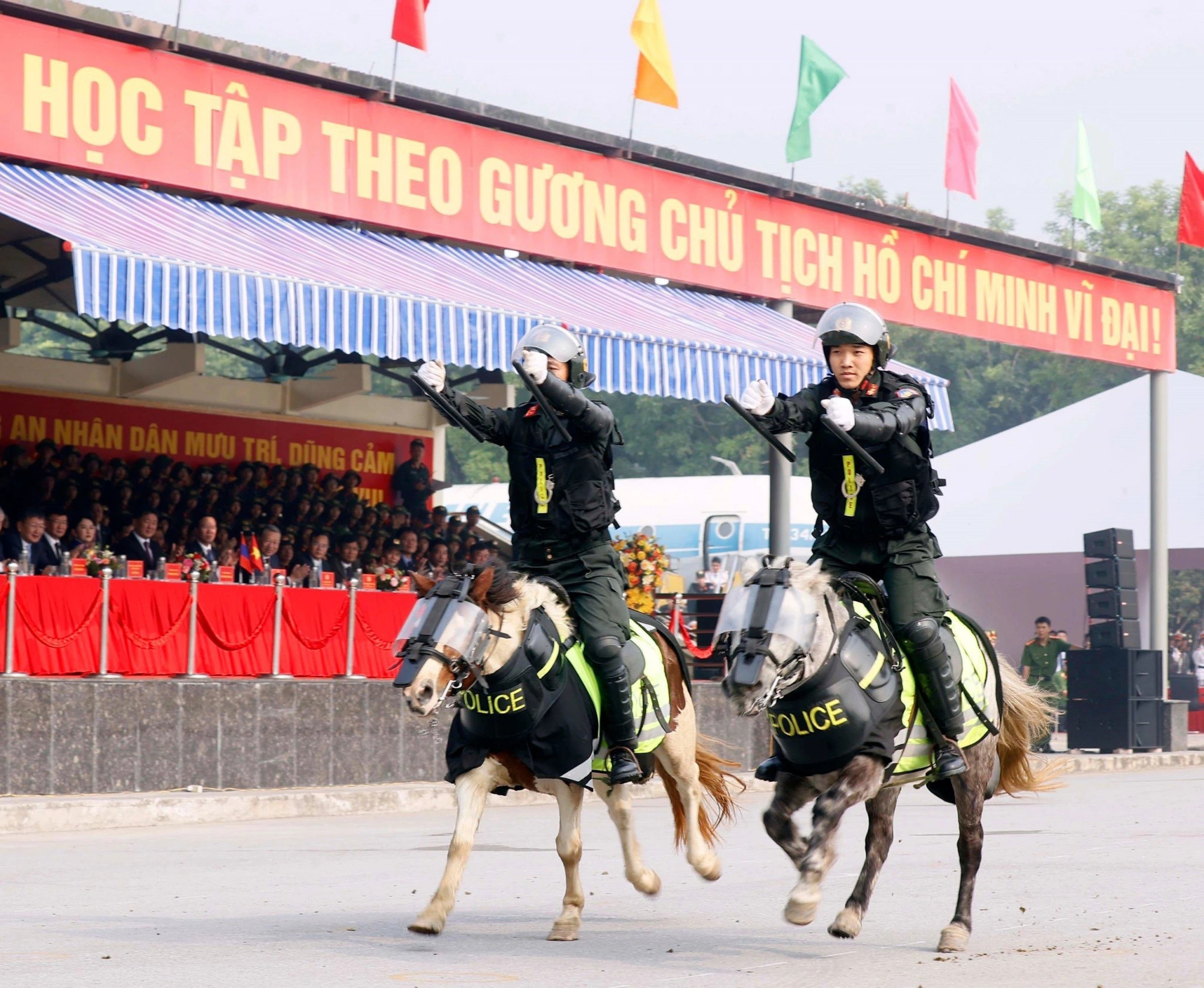 Mounted police officers perform martial arts on horseback. Photo: Vietnam News Agency