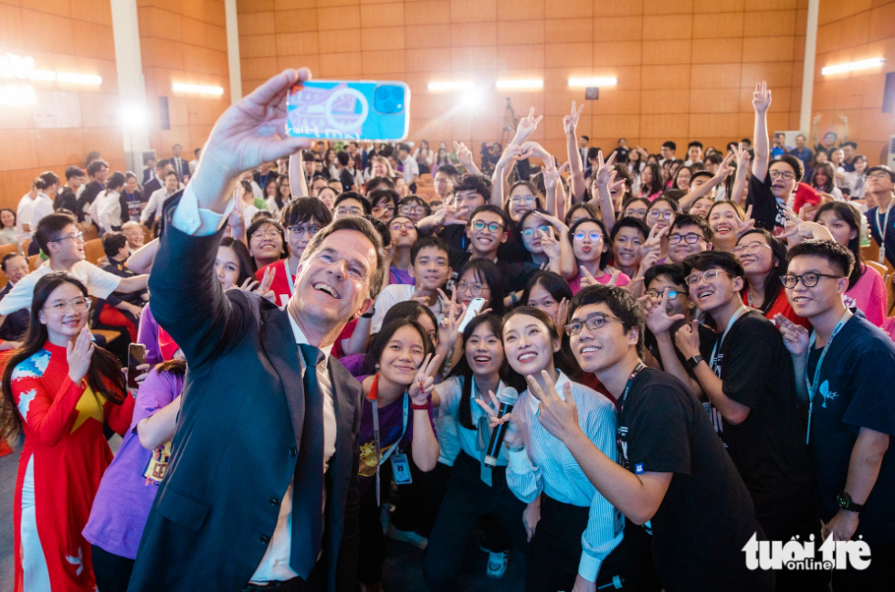 Dutch premier thrilled to meet Vietnamese students