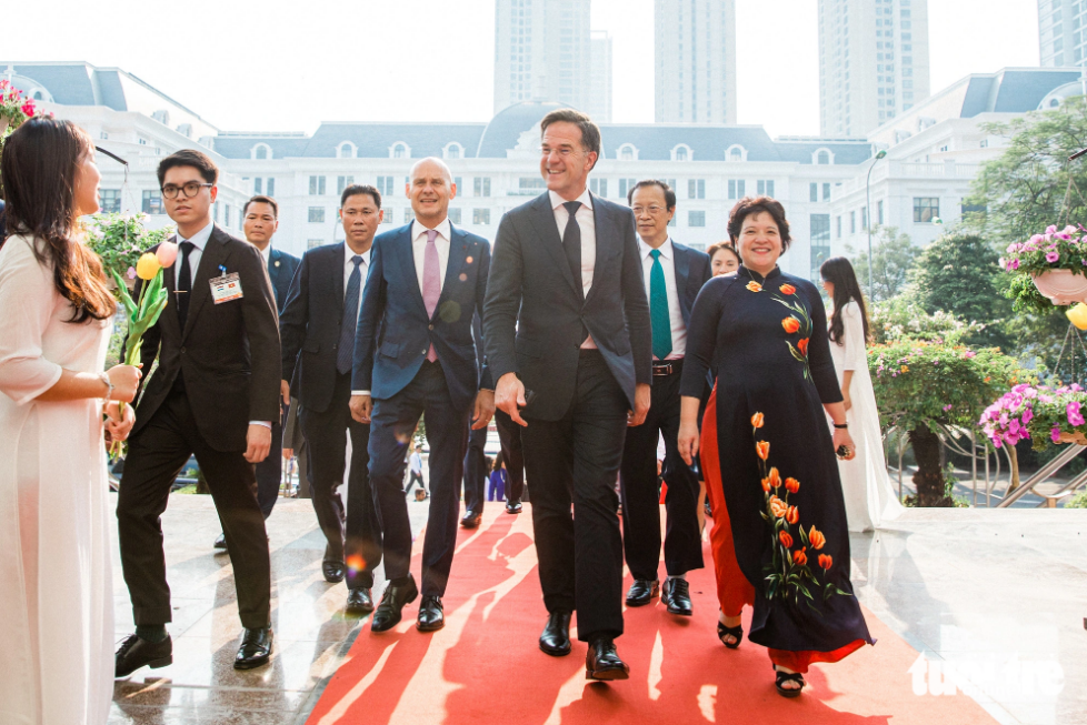 Dutch Prime Minister Mark Rutte (C) visits Hanoi - Amsterdam High School on November 2, 2023. Photo: Danh Khang / Tuoi Tre