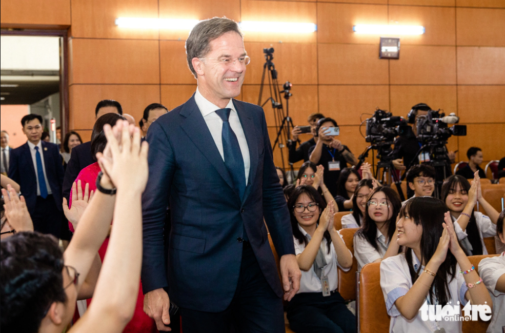 Hundreds of students at Hanoi - Amsterdam High School give Dutch Prime Minister Mark Rutte a big round of applause to welcome him to the school on November 2, 2023. Photo: Danh Khang / Tuoi Tre