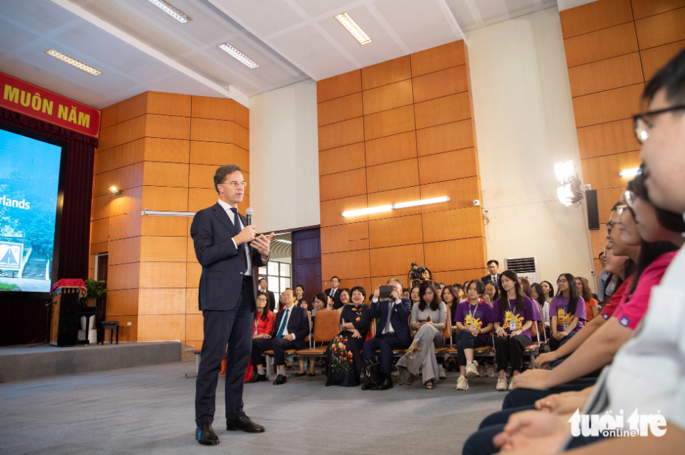 The talk between the Dutch prime minister and students at Hanoi - Amsterdam High School lasts for one hour. Photo: Danh Khang / Tuoi Tre