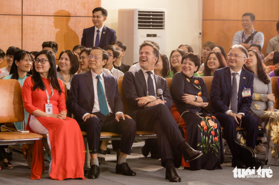 Dutch Prime Minister Mark Rutte (C) feels cheerful while watching a video depicting his daily moments shown during his talks to students at Hanoi - Amsterdam High School. The video was made by the school’s students. Photo: Danh Khang / Tuoi Tre
