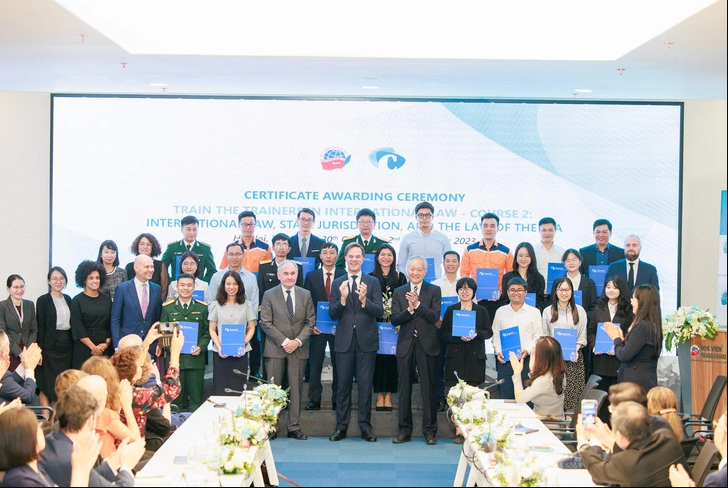 Dutch Prime Minister Mark Rutte (C) awards certificates to students attending a course on maritime law co-organized by the Vietnamese and Dutch academies. Photo: Supplied