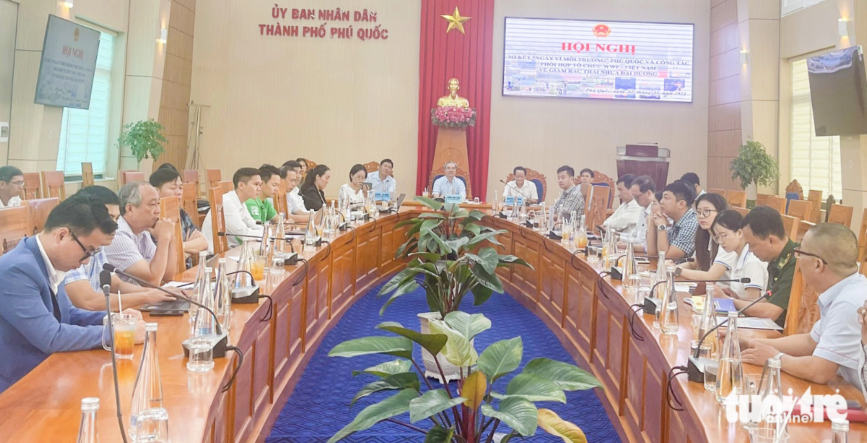 Representatives of the Phu Quoc City People’s Committee and enterprises attend a conference discussing waste treatment measures. Photo: Hoang Dung / Tuoi Tre