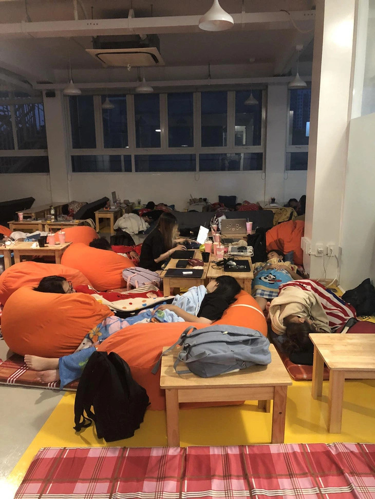 There are two types of rooms at 24-hour cafés for students to select: one with hard wooden chairs and the other with soft beanbags. Photo: Bao Tien / Tuoi Tre