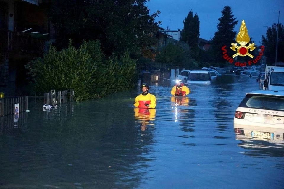 Italian firefighters work in flooded streets in the Tuscany region, Italy, November 3, 2023. Several people died and went missing in the central region of Tuscany as Storm Ciaran battered western Europe. Photo: Reuters