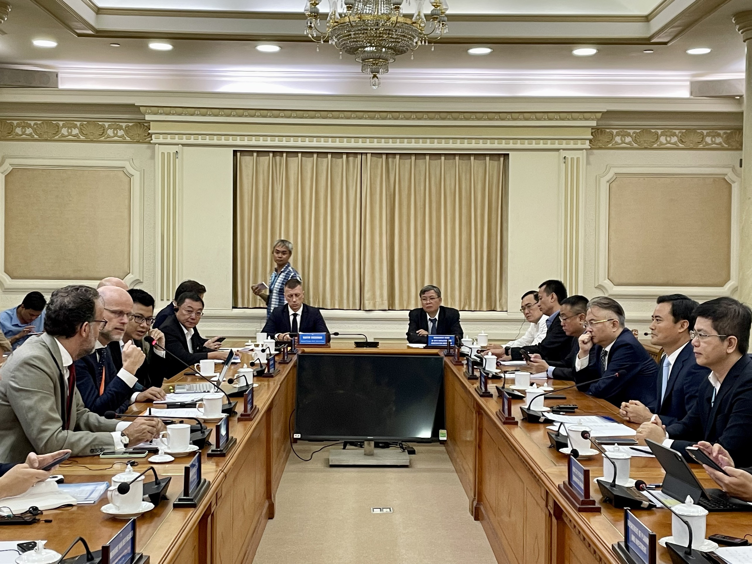 Ho Chi Minh City’s authorities at the meeting with Michiel Sweers, deputy minister of foreign trade of the Netherlands Foreign Minister, November 3, 2023. Photo: Nghi Vu / Tuoi Tre