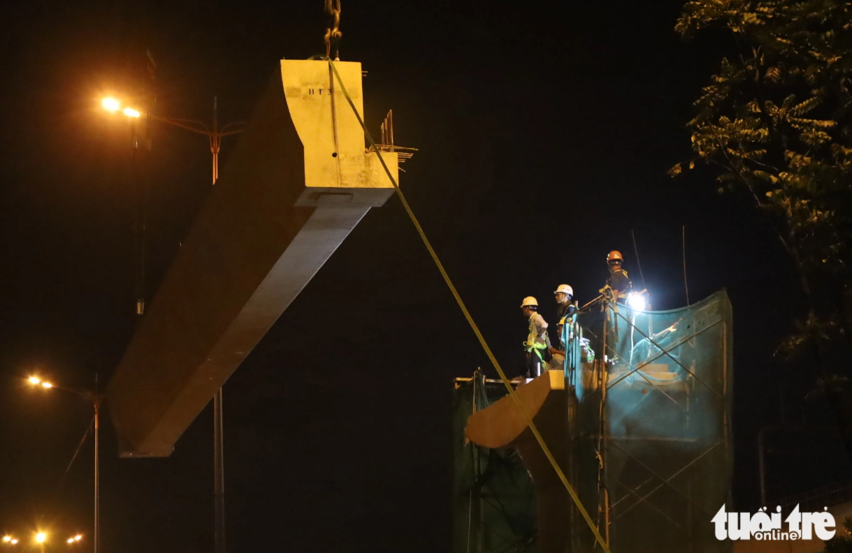 A girder is installed on a footbridge connecting with the Saigon Hi-Tech Park station of Ho Chi Minh City’s first metro line on November 5, 2023. Photo: Tuoi Tre