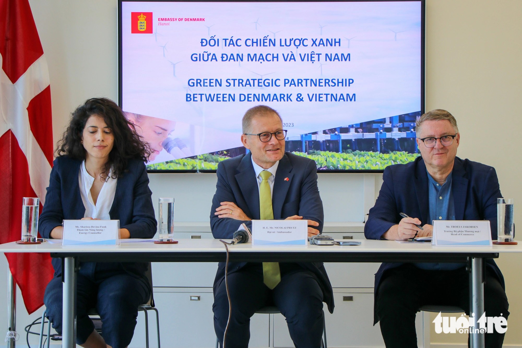 Ambassador Nicolai Prytz (center) and officials in charge of the economy and energy at the Danish Embassy in Hanoi discuss the Green Strategic Partnership. Photo: Duy Linh / Tuoi Tre
