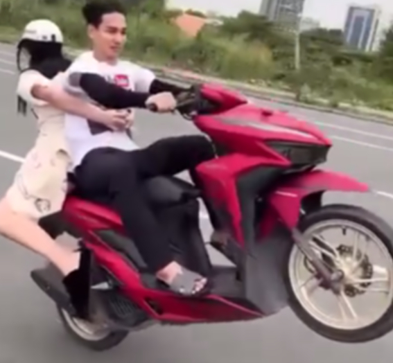 Video of young man doing wheelie in Ho Chi Minh City spreads online