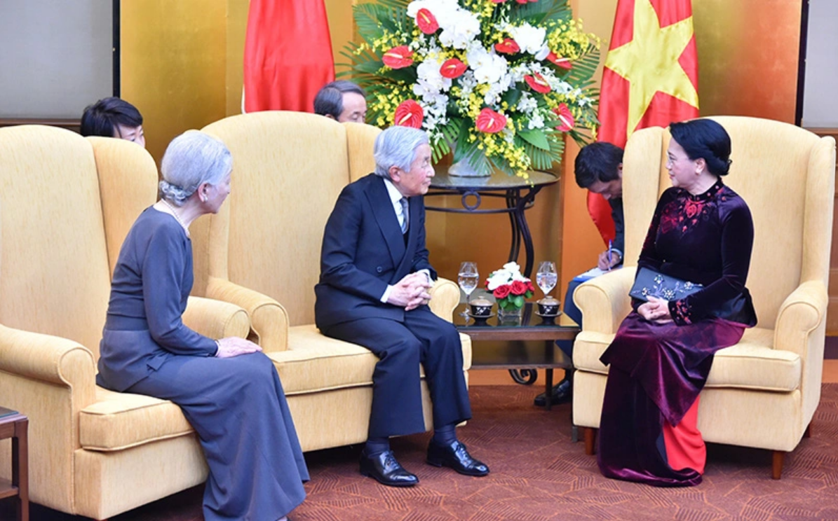 Nguyen Thi Kim Ngan (R), then-chairwoman of Vietnam’s National Assembly, receives Japanese Emperor Akihito and Empress Michiko during their state visit to Vietnam in March 2017. Photo: VGP