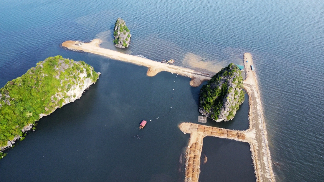 Vietnam's Ha Long Bay losing its hue