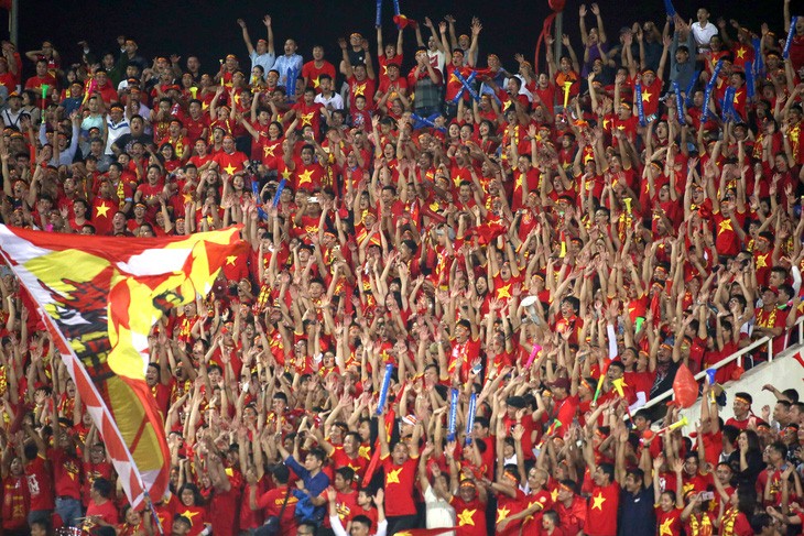 A huge number of Vietnamese football fans at the My Dinh National Stadium in Hanoi. Photo: N.K. / Tuoi Tre