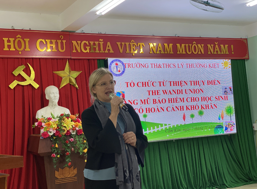 Students cheer as Swedish ambassador to Vietnam sings Vietnamese song