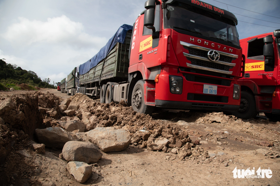 The poor infrastructure at the La Lay International Border Gate has caused many vehicles to break, costing enterprises.