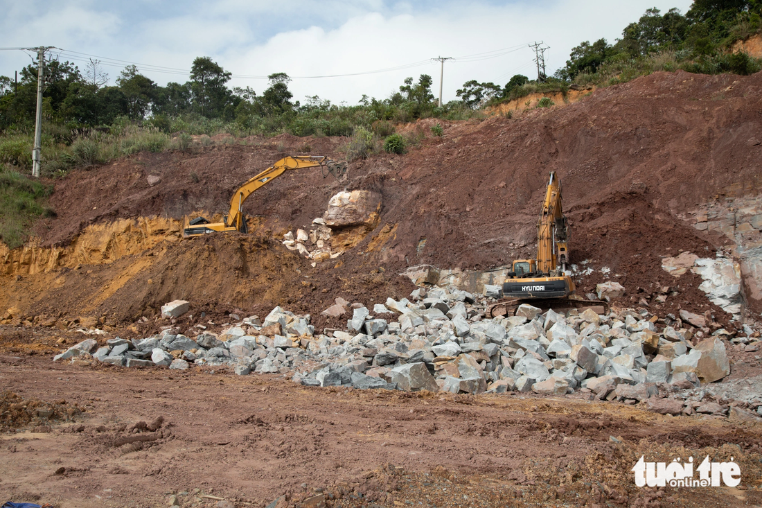 A road is under construction to connect to the area for exports of the border gate.