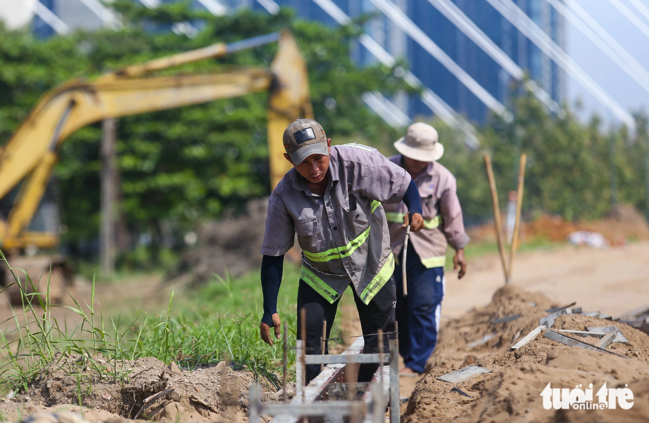 Pavements and curbs will be built along the bank to serve pedestrians. Photo: Tuoi Tre