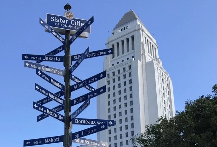 The Los Angeles sister cities monument  is placed near the Los Angeles City Hall. Photo: Dong Nguyen / Tuoi Tre News