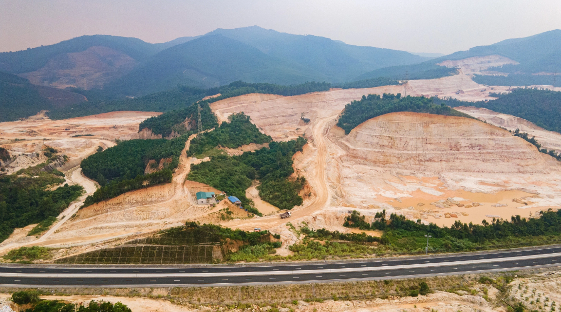 Dozens of hills in Quang Ninh Province listed for exploitation to meet sea backfilling to carry out urban area and industrial park projects. Photo: Tien Thang / Tuoi Tre