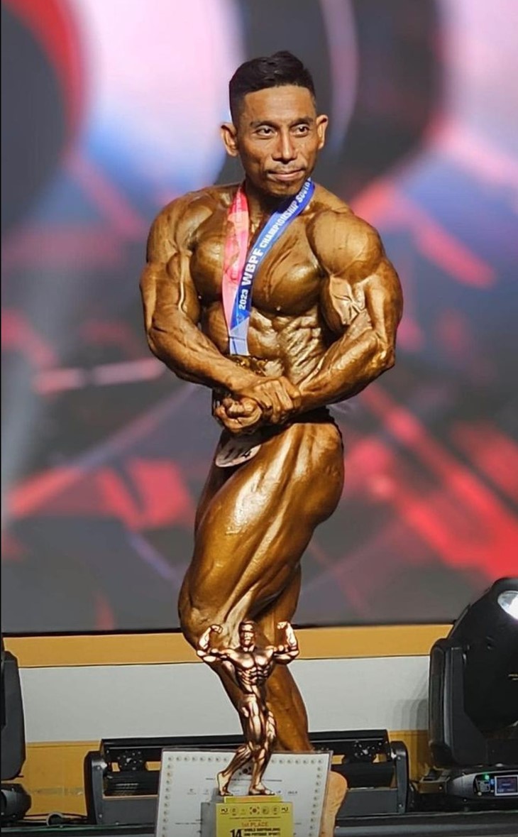 Vietnamese bodybuilder clinches world gold medal at age 47