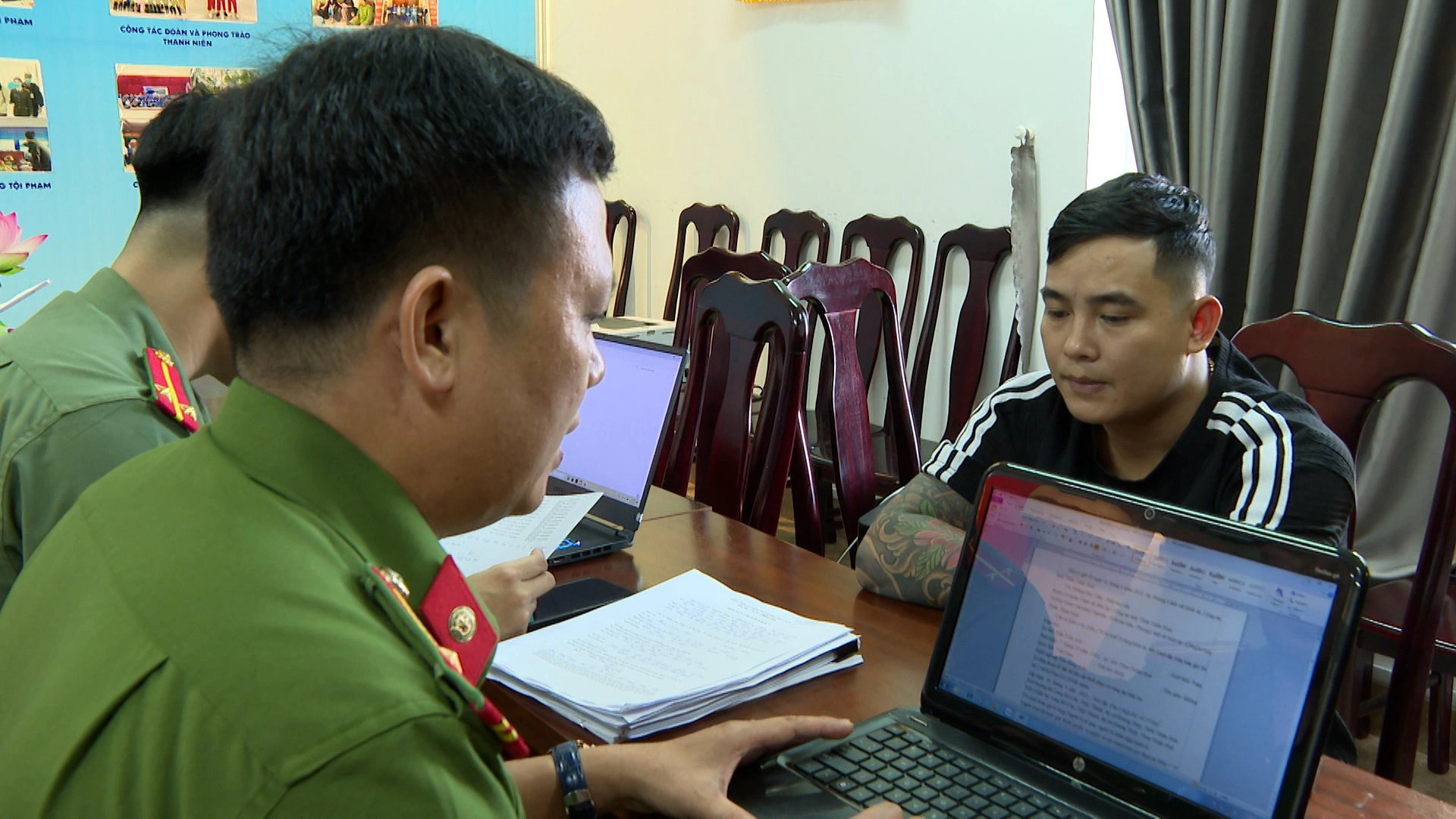 Tran Tuan Anh (R) is at a police station. He was accused of trafficking kidneys. Photo: Quoc Anh / Tuoi Tre