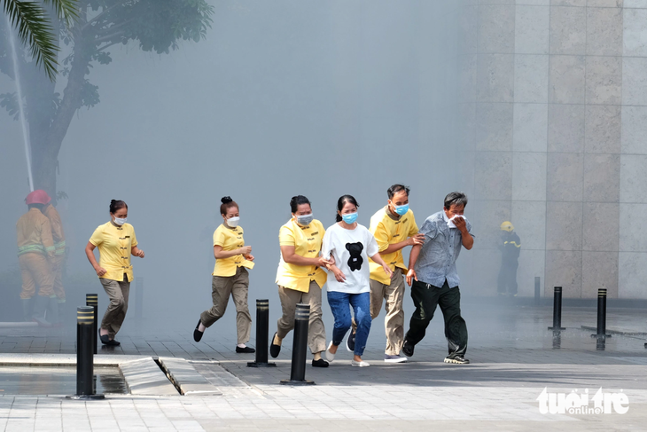 The hypothetical situation for the drill was that an electric problem occurred at 9:00 am at an apartment in the 10th floor of Landmark 6, causing a blaze across the floor. Photo: Phuong Nhi / Tuoi Tre