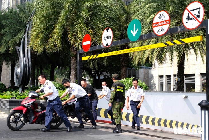 People escape from the basement of the building. Photo: Phuong Nhi / Tuoi Tre