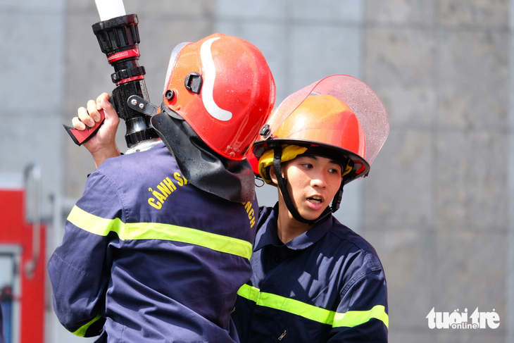 Firefighters extinguish the fire. Photo: Phuong Nhi / Tuoi Tre